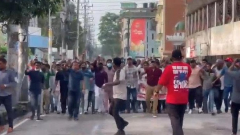 পুলিশের সামনেই আ. লীগের মিছিল, আটক ৪